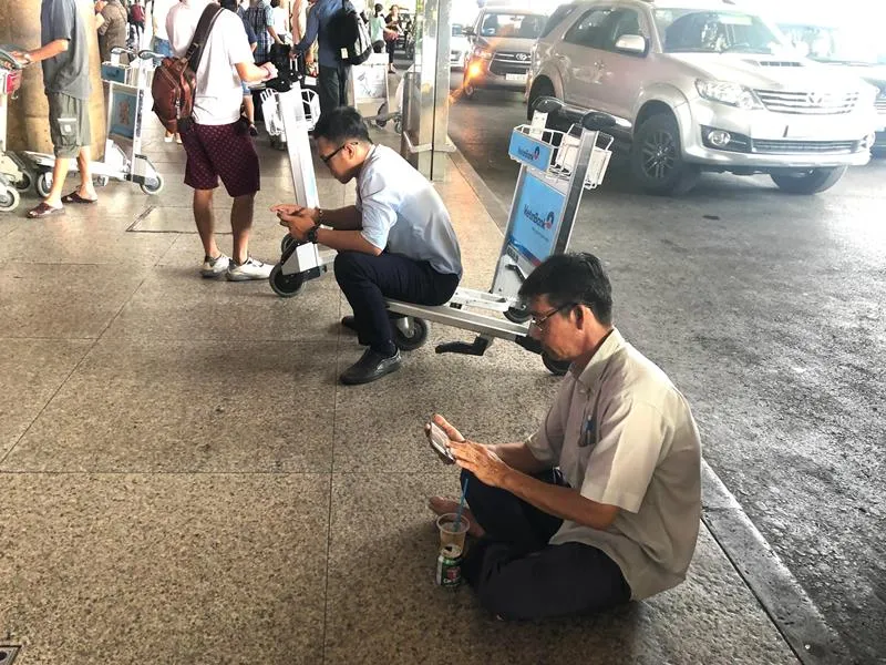 Biển người đón Việt kiều về quê ăn tết chật kín sân bay ảnh 6 Biển người đón Việt kiều về quê ăn tết chật kín sân bay ảnh 6