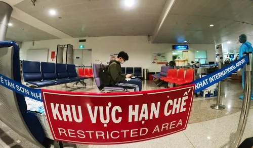 cach-ly-mot-nguoi-nghi-nhiem-covid-19-o-tan-son-nhatpbre_PINU