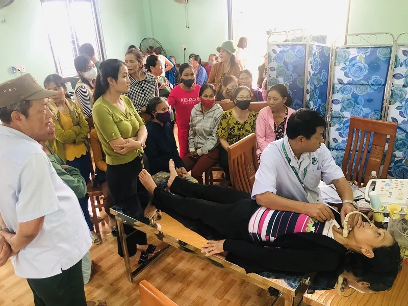 Bác sĩ quân y về vùng lũ Quảng Bình khám bệnh cho dân ảnh 3