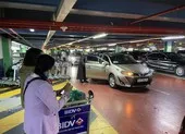 Khách từ sân bay tràn ra đường Trường Sơn bắt xe công nghệ ảnh 4 Lý do xe công nghệ phải trả 25.000 đồng và lên lầu đón khách