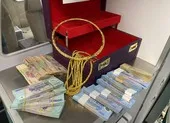 Hành khách để quên cả hộp tiền, vàng trên máy bay