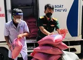 Bà con ở Quảng Bình tiếp gạo, cá khô đến bác sĩ quân y chống dịch