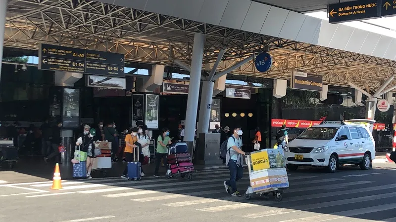 Mùng 3 tết, sân bay Tân Sơn Nhất tấp nập khách ảnh 5
