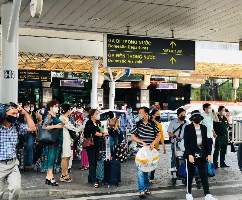 Dự báo khách du lịch đi/đến sân bay Tân Sơn Nhất tăng nhanh cao điểm lễ 30-4. Ảnh: PHONG ĐIỀN Dự báo khách du lịch đi/đến sân bay Tân Sơn Nhất tăng nhanh cao điểm lễ 30-4. Ảnh: PHONG ĐIỀN