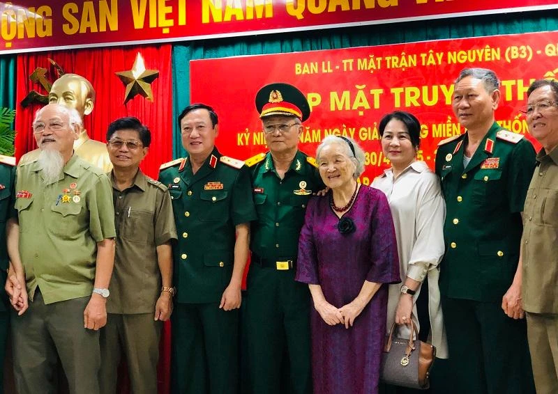 Các Anh hùng lực lượng vũ trang nhân dân, tướng lĩnh quân đội các thời kỳ và thân nhân gia đình các thế hệ cán bộ, chiến sĩ Mặt trận Tây Nguyên dự họp mặt. Ảnh: PHONG ĐIỀN