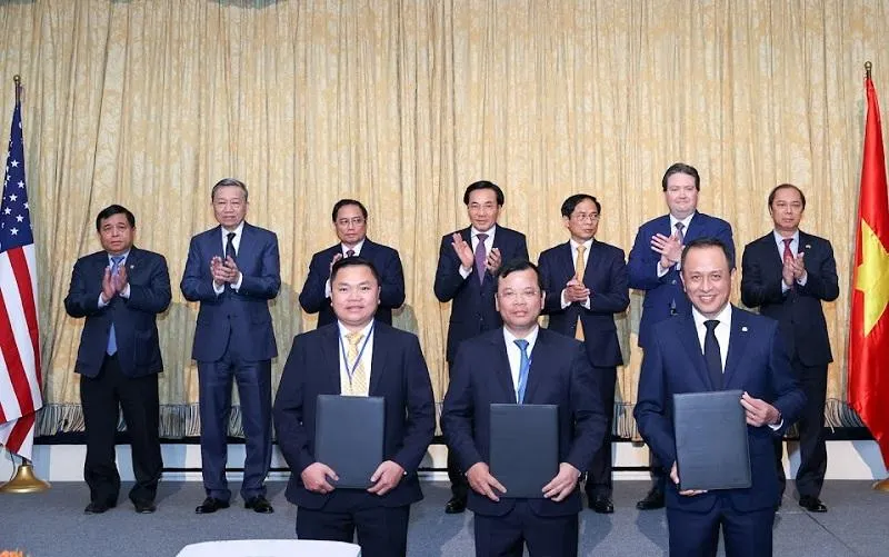 Doanh nghiệp hai nước kí kết và trao biên bản ghi nhớ tại hội nghị. Ảnh: VNA Doanh nghiệp hai nước kí kết và trao biên bản ghi nhớ tại hội nghị. Ảnh: VNA