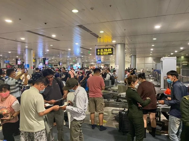 Lỗi hệ thống check in khiến các chuyến bay bị ảnh hưởng dây chuyền, dự kiến kéo dài đến hết ngày 4-6. Ảnh: TSN Lỗi hệ thống check in khiến các chuyến bay bị ảnh hưởng dây chuyền, dự kiến kéo dài đến hết ngày 4-6. Ảnh: TSN