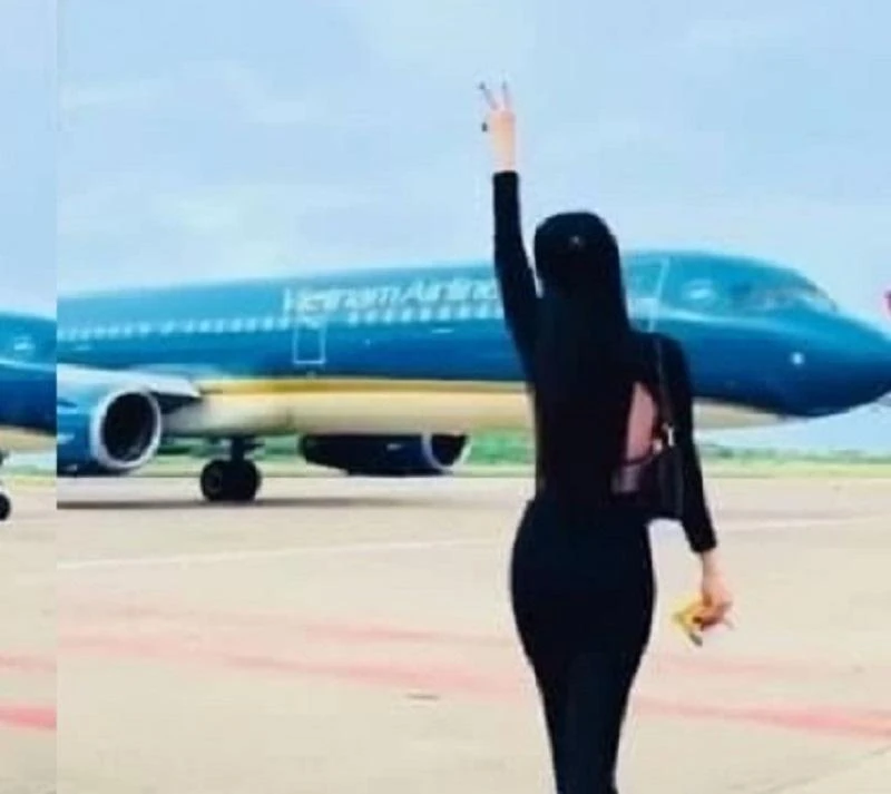 Nữ hành khách nhún nhảy quay clip tại sân bay Phú Quốc. Ảnh cắt từ clip