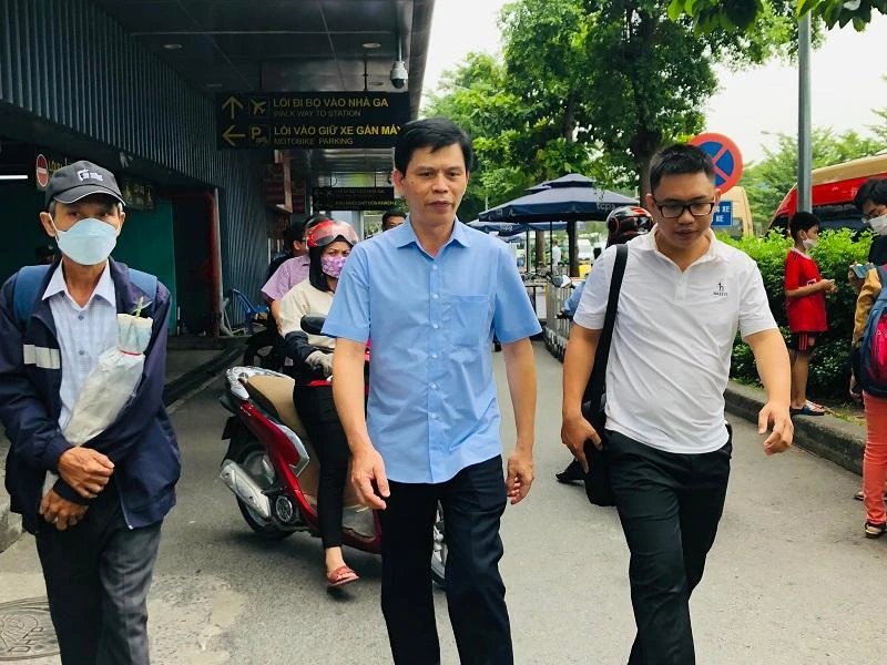 Thứ trưởng Bộ GTVT Lê Anh Tuấn (giữa) thực địa khảo sát hoạt động đón, trả khách tại Cảng hàng không quốc tế Tân Sơn Nhất. Ảnh: PHONG ĐIỀN