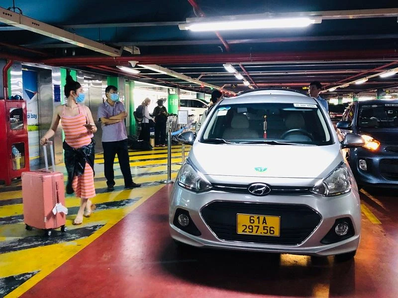 Khách đón xe công nghệ tại tầng 3 nhà để xe TCP. Ảnh: PHONG ĐIỀN