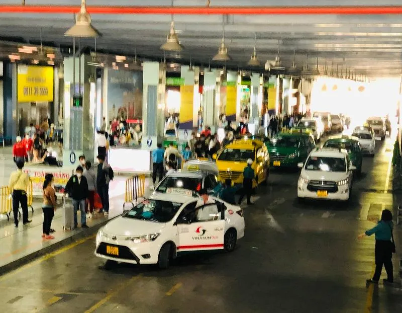 Khách chật vật bắt xe tại sân bay Tân Sơn Nhất. Ảnh: PHONG ĐIỀN