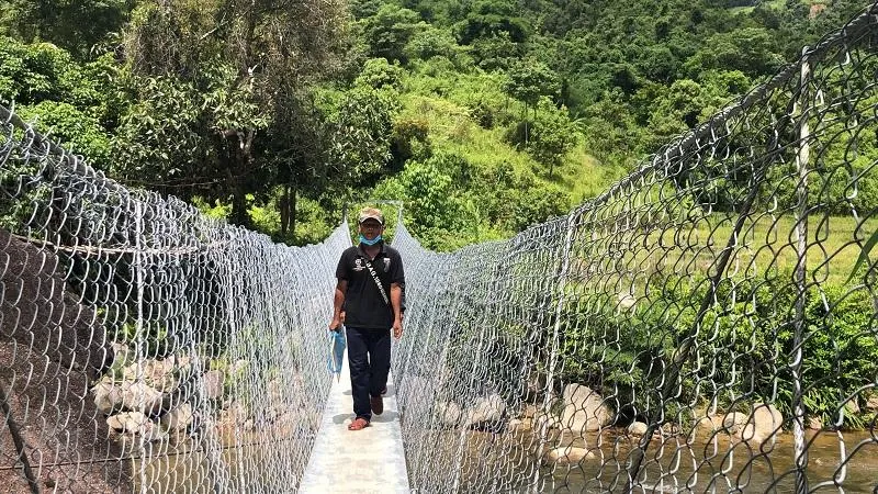 Hai cây dân sinh cầu giúp đồng bào vùng miền núi huyện Nam Trà My đi lại thuận lợi, an toàn trong mùa mưa bão. Ảnh: AN NHIÊN Hai cây dân sinh cầu giúp đồng bào vùng miền núi huyện Nam Trà My đi lại thuận lợi, an toàn trong mùa mưa bão. Ảnh: AN NHIÊN