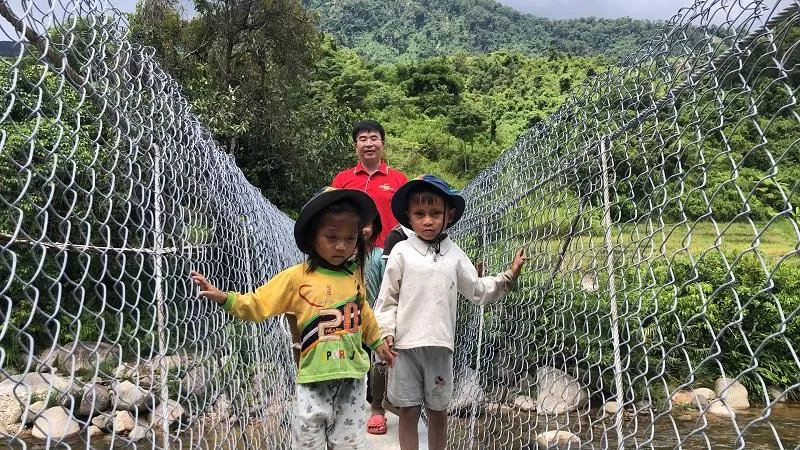 Nhịp cầu nối những bờ vui, giúp các em học sinh đến trường an toàn hơn. Ảnh: AN NHIÊN Nhịp cầu nối những bờ vui, giúp các em học sinh đến trường an toàn hơn. Ảnh: AN NHIÊN