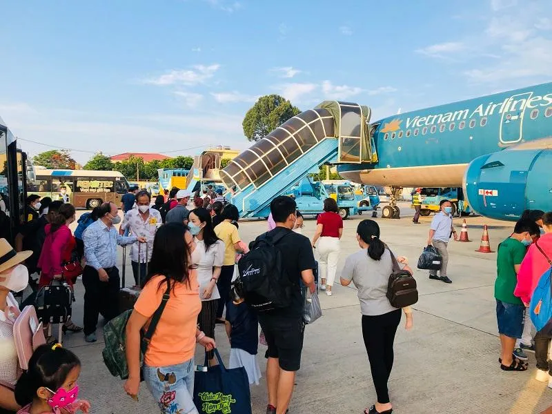 Vietnam Airlines Group bắt đầu mở bán từ hôm nay 15-8 trên website, ứng dụng di động, các phòng vé và đại lý chính thức của Vietnam Airlines. Ảnh: P.ĐIỀN