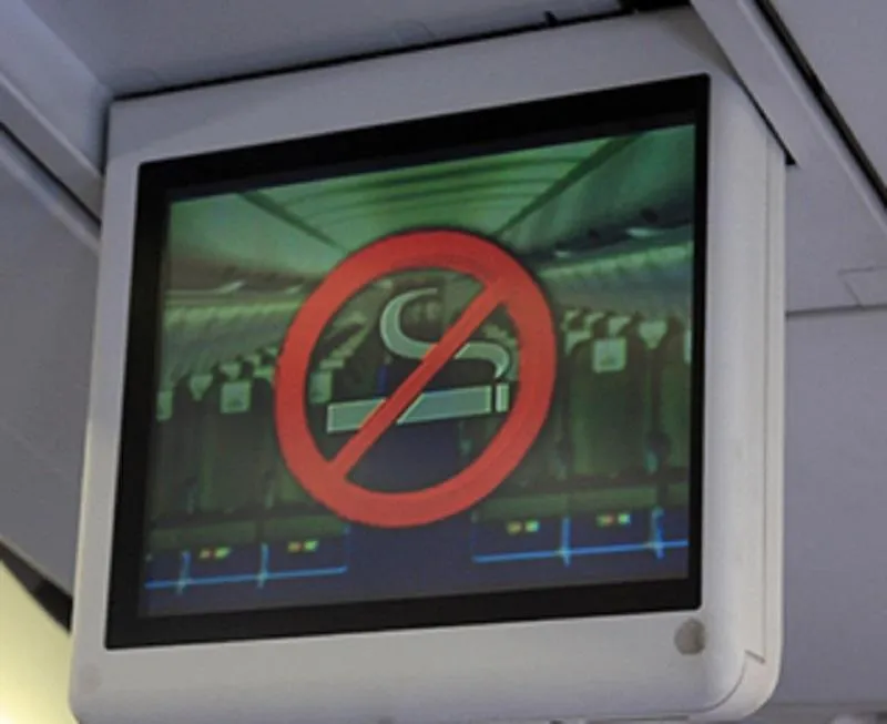 Dù đã được tiếp viên trên các chuyến bay nhắc nhở, tuy nhiên thời gian qua một số vị khách vẫn tiếp tục vi phạm hút thuốc trên máy bay. Ảnh minh họa.