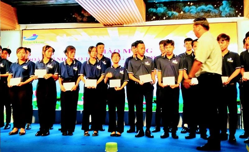 Lãnh đạo các huyện của tỉnh Đồng Tháp tặng quà thực tập sinh trước khi xuất cảnh sang Nhật làm việc. Ảnh: P.ĐIỀN