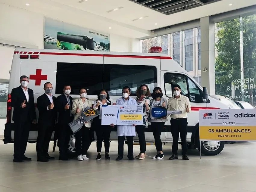 Cộng đồng doanh nghiệp châu Âu tặng xe cứu thương cho các địa phương phòng chống đại dịch. Ảnh: P.ĐIỀN