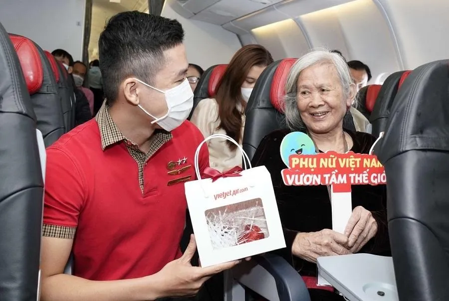 Phi hành đoàn của Vietjet tặng gửi những lời chúc tốt đẹp và tặng quà nữ hành khách đi trên máy bay của hãng. Ảnh: VJ Phi hành đoàn của Vietjet tặng gửi những lời chúc tốt đẹp và tặng quà nữ hành khách đi trên máy bay của hãng. Ảnh: VJ