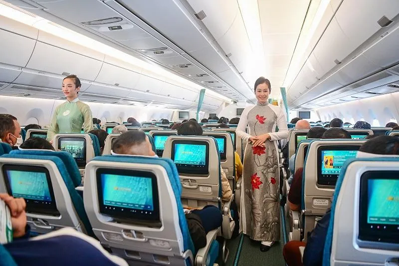 Tiếp viên Vietnam Airlines trong trang phục áo dài sen trên một số chuyến bay TP.HCM - Hà Nội. Ảnh: VNA Tiếp viên Vietnam Airlines trong trang phục áo dài sen trên một số chuyến bay TP.HCM - Hà Nội. Ảnh: VNA