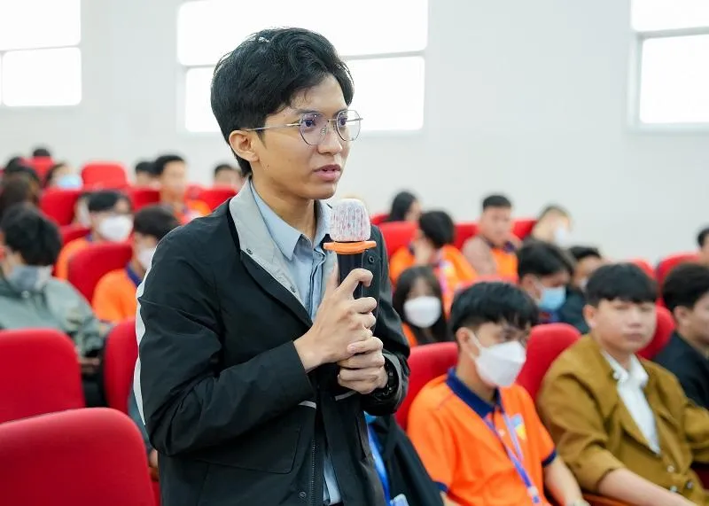 Sinh viên đặt nhiều câu hỏi về khởi nghiệp và xử lý những khó khăn trong quá trình hoạt động. Ảnh: H.SINH