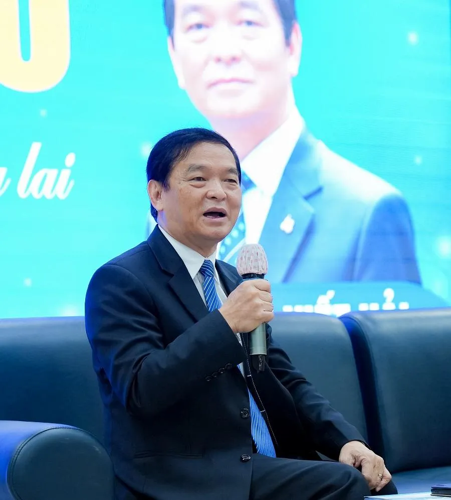 Doanh nhân Lê Viết Hải - Chủ tịch HĐQT Tập đoàn Xây dựng Hòa Bình chia sẻ cách thức học tập hiệu quả và kiến thức để áp dụng tốt vào công việc. Ảnh: H.SINH