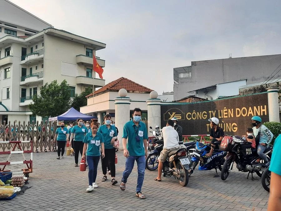 Một công ty tại quận Bình Tân, TP.HCM thu hẹp khối sản xuất và một số đơn vị gián tiếp phục vụ sản xuất. Ảnh: LT