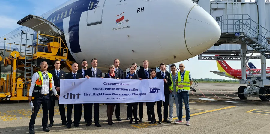 Nhiều chuyến bay lần đầu đưa khách đến đảo ngọc Phú Quốc. Ảnh: QP