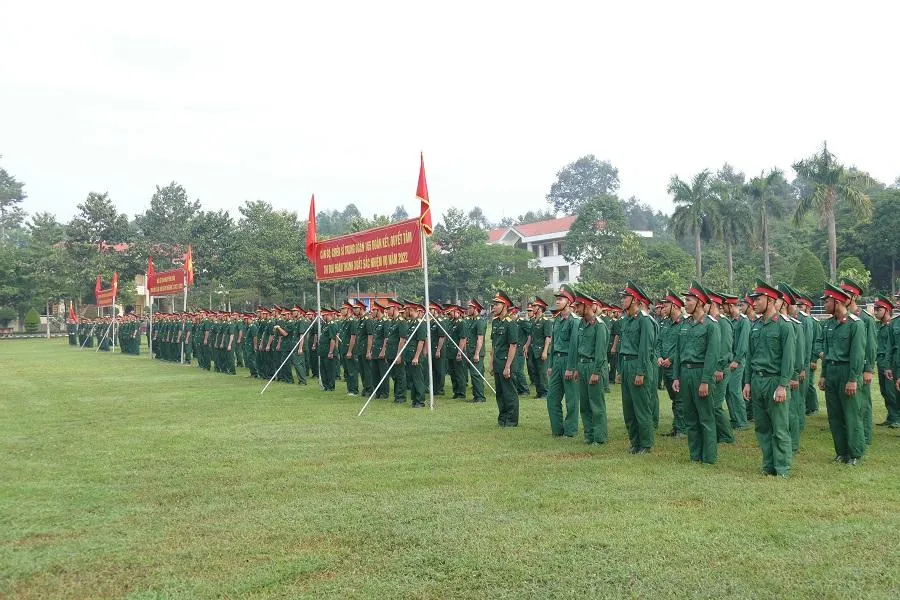 Lãnh đạo, chỉ huy sư đoàn 7 và các cơ quan, đơn vị tham dự lễ phát động. Ảnh: LÊ BA