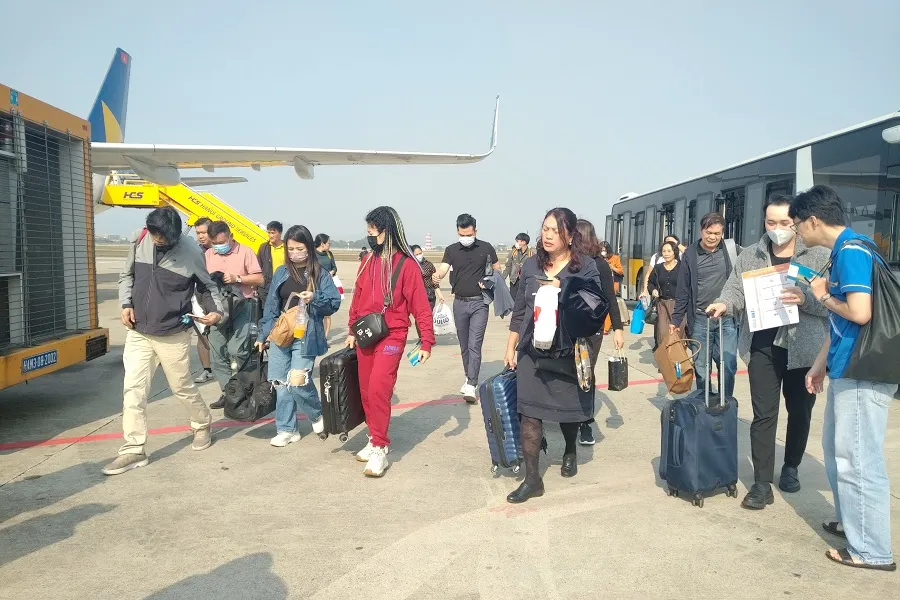 Sân bay Tân Sơn Nhất khách đi lại đông đúc dịp cao điểm Tết Nguyên đán. Ảnh: PHONG ĐIỀN. Sân bay Tân Sơn Nhất khách đi lại đông đúc dịp cao điểm Tết Nguyên đán. Ảnh: PHONG ĐIỀN.