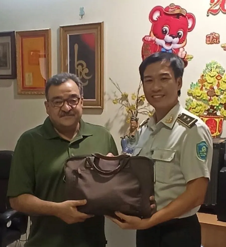 Lực lượng an ninh hàng không Cảng HKQT Tân Sơn Nhất bàn giao tài sản khách để quên ở sân bay. Ảnh: TSN