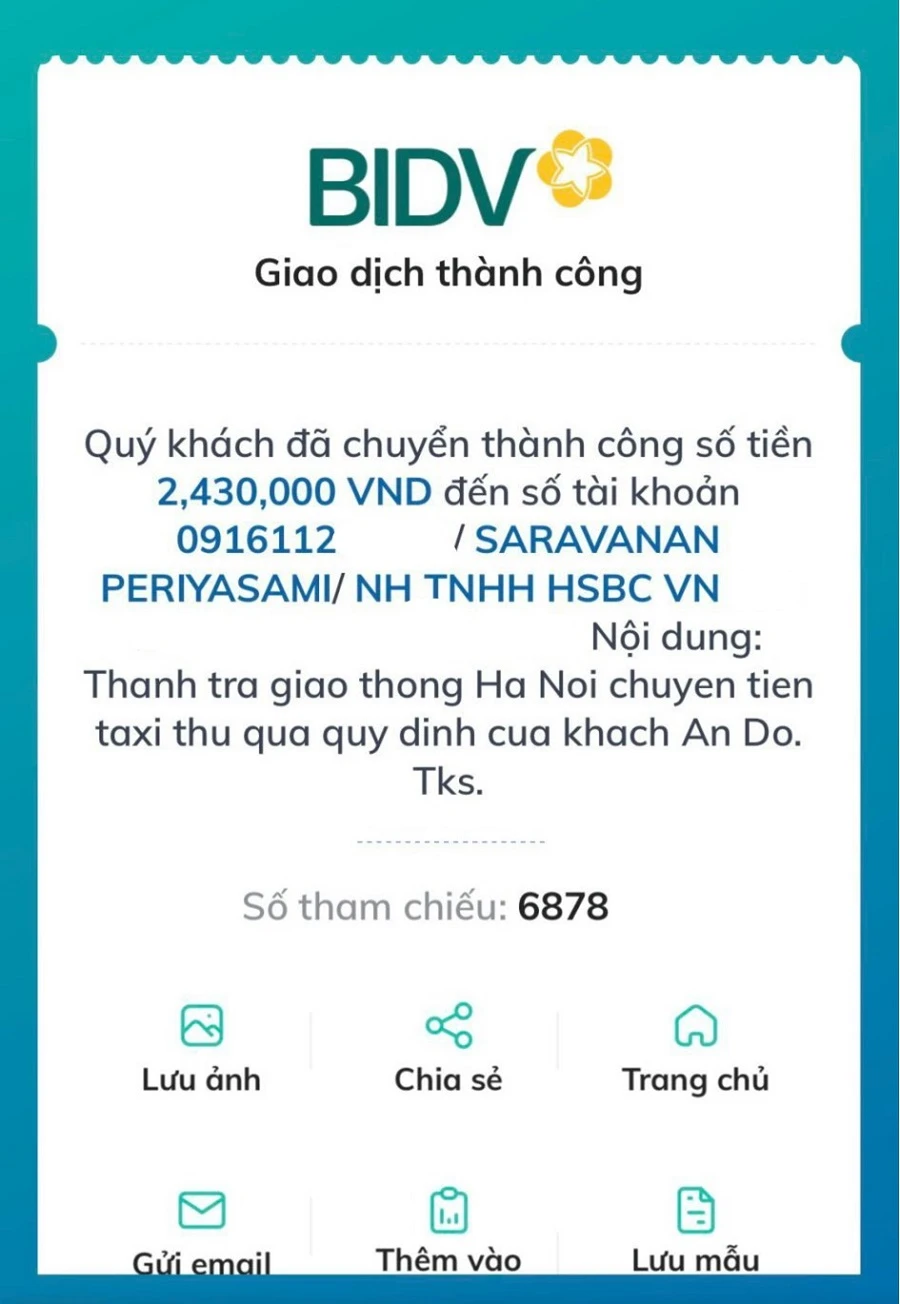 Thanh tra giao thông Hà Nội đã chuyển 2,4 triệu đồng tiền thu quá quy định đến hai vị khách Ấn Độ. Ảnh: NIA