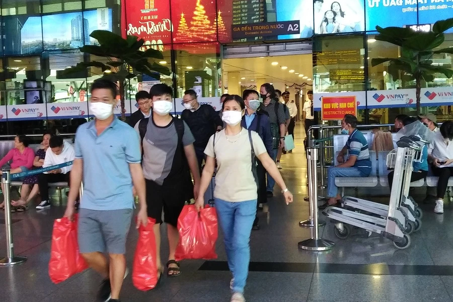 Giải pháp tra cứu thông tin chuyến bay FIDS quốc nội và bản đồ phương tiện giao thông công cộng nhằm nâng cao chất lượng dịch vụ tại Cảng HKQT Tân Sơn Nhất. Ảnh: P.ĐIỀN Giải pháp tra cứu thông tin chuyến bay FIDS quốc nội và bản đồ phương tiện giao thông công cộng nhằm nâng cao chất lượng dịch vụ tại Cảng HKQT Tân Sơn Nhất. Ảnh: P.ĐIỀN