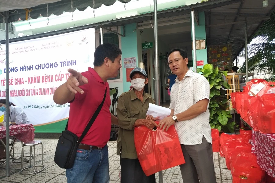 Các cá nhân, đơn vị đồng hành trao quà tết cho các hộ nghèo, gia đình chính sách. Ảnh: P.ĐIỀN