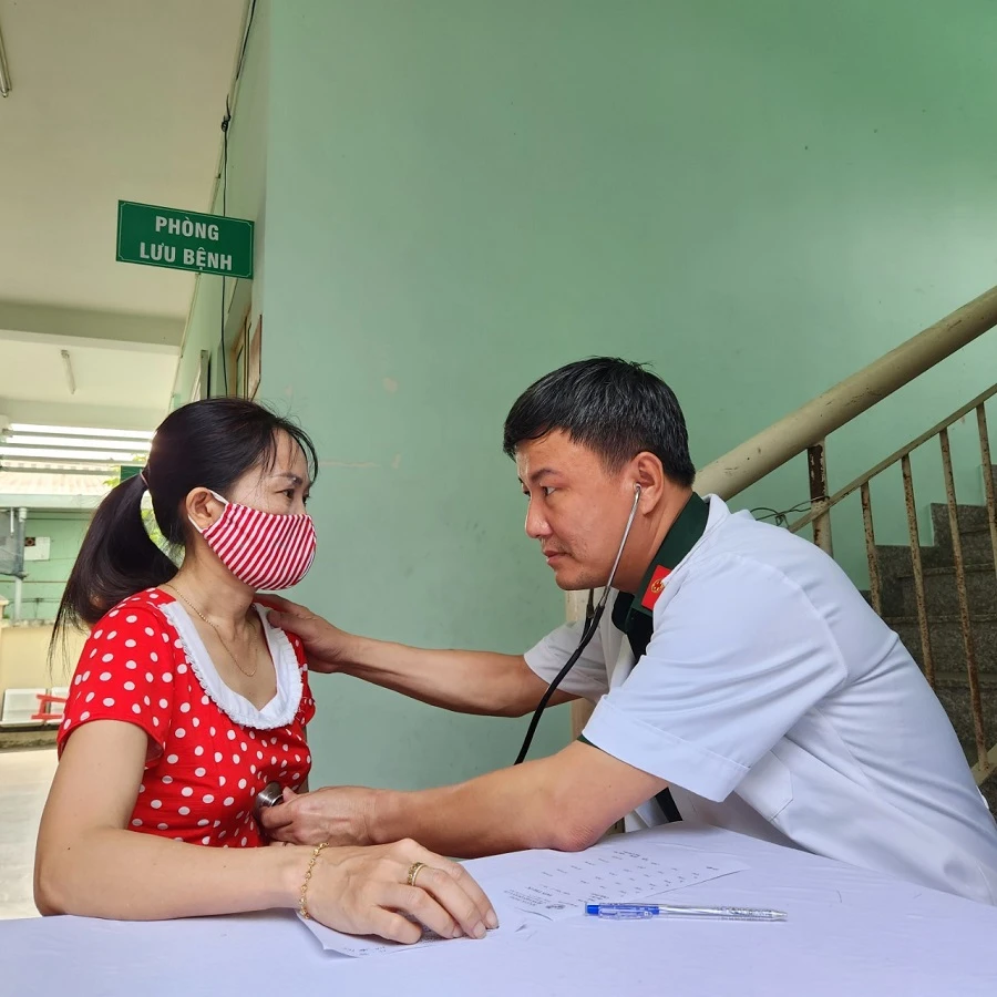 Bác sĩ Nguyễn Xuân Thành, Bệnh viện Quân y 175 khám bệnh cho người dân tại phường An Phú Đông, quận 12, TP.HCM. Ảnh: P.ĐIỀN