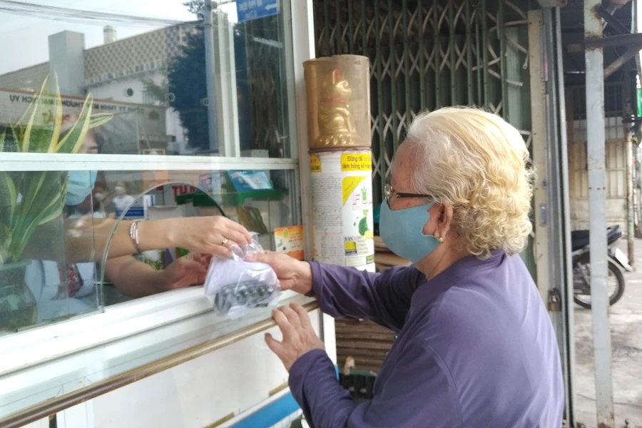 Cụ bà Nguyễn Thị Dung sau khi được các bác sĩ khám bệnh, tặng quà tết và nhận thuốc điều trị bệnh. Ảnh: P.ĐIỀN