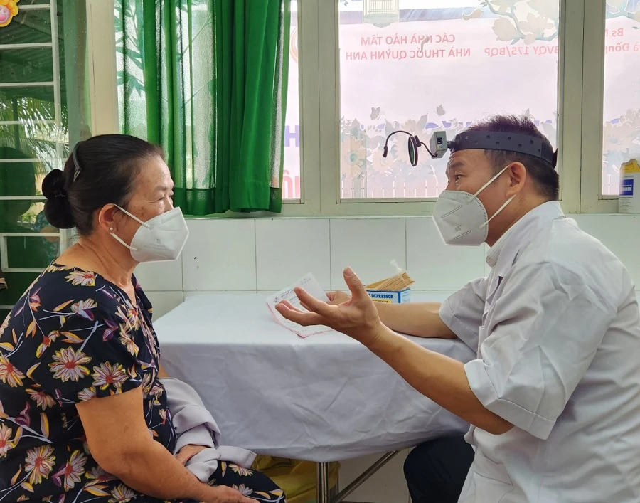 Bác sĩ khám bệnh và tư vấn sức khỏe với người cao tuổi trên địa bàn phường An Phú Đông, quận 12, TP.HCM. Ảnh: P.ĐIỀN