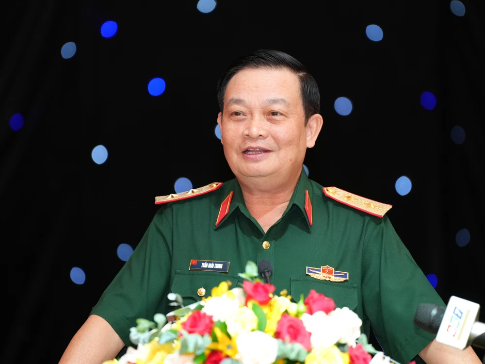Trung tướng Trần Hoài Trung, Chính ủy Quân khu 7, đề nghị các cơ quan thông tấn, báo chí tiếp tục duy trì, mở rộng và nâng cao chất lượng các chuyên trang, chuyên mục, tin, bài. Ảnh: ĐL