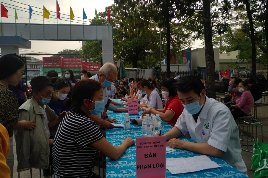 Từ sáng sớm, hơn 200 người dân trên địa bàn phường Tân Chánh Hiệp, quận 12, TP.HCM đã có mặt tại trụ sở UBND phường để khám bệnh. Ảnh: P.ĐIỀN