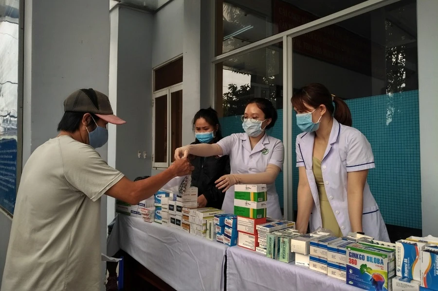 Người dân nhận thuốc sau khi được các bác sĩ khám bệnh, kê toa. Ảnh: P.ĐIỀN