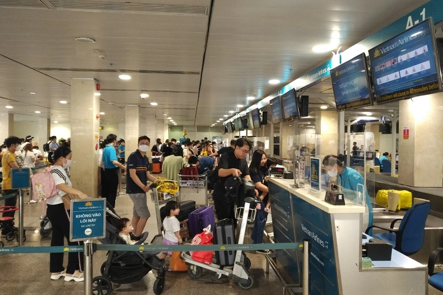 Ngày đầu nghỉ lễ có hơn 83.000 khách nội địa thông qua sân bay Tân Sơn Nhất về quê, đi du lịch. Ảnh: P.ĐIỀN