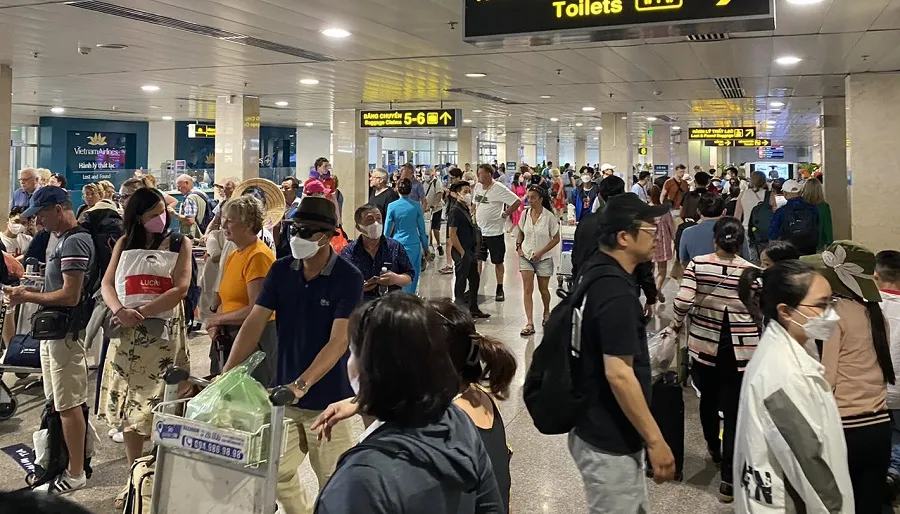 Ga đến quốc nội sân bay Tân Sơn Nhất đông nghẹt khách sau thời gian nghỉ lễ 30-4. Ảnh: P.ĐIỀN