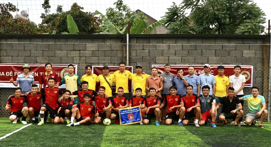 Các đội bóng chụp ảnh lưu niệm trước giờ bóng lăn. Ảnh: BTC