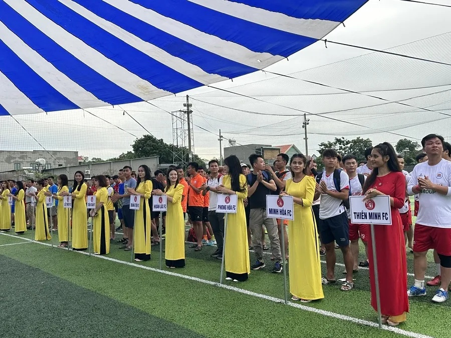 16 đội bóng từ các xã, huyện và thành phố Đồng Hới, tỉnh Quảng Bình tham dự giải. Ảnh: P.ĐIỀN