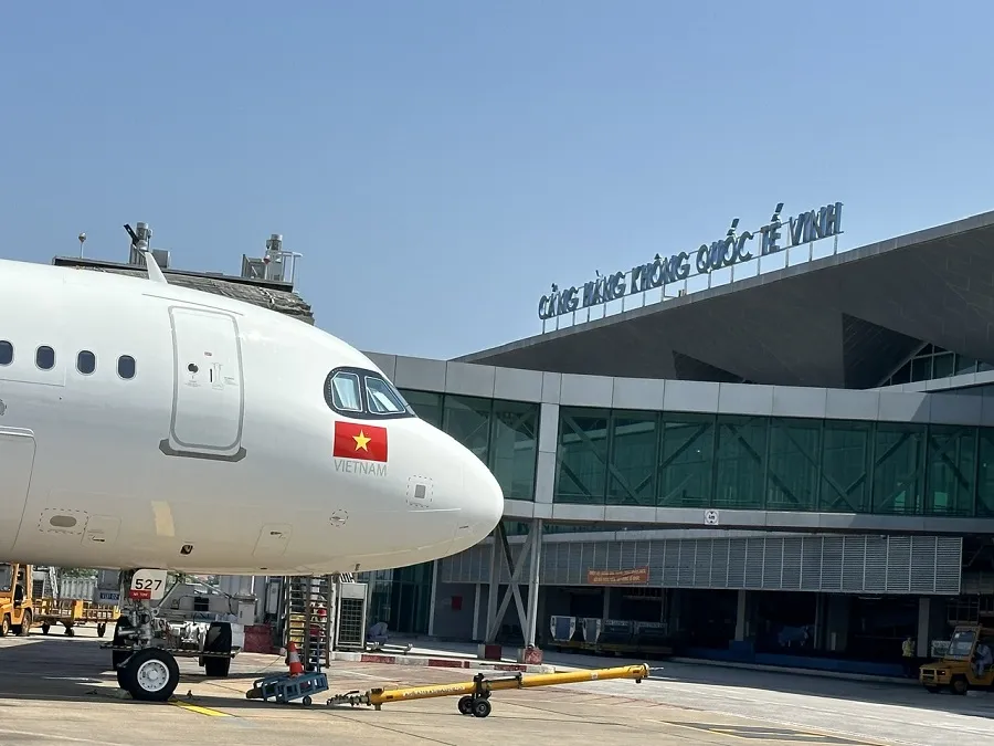 8 giờ 20 sáng nay 4-7, sân bay Vinh tiếp nhận chuyến bay đầu tiên. Ảnh: P.ĐIỀN 8 giờ 20 sáng nay 4-7, sân bay Vinh tiếp nhận chuyến bay đầu tiên. Ảnh: P.ĐIỀN