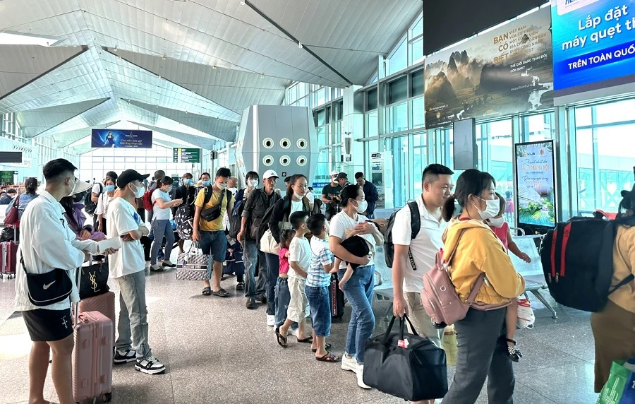 Khách đi/đến Cảng hàng không quốc tế Vinh, Nghệ An cao điểm hè 2023. Ảnh: P.ĐIỀN