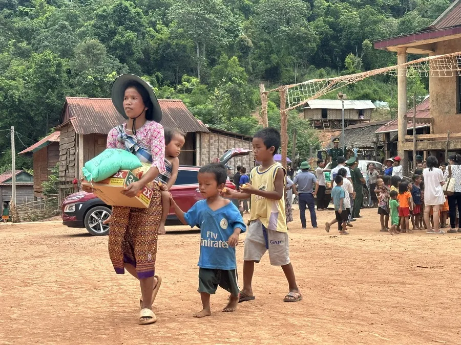 Cuộc sống của bà con vùng biên trên dãy trên dãy Trường Sơn còn nhiều khó khăn, nhất là lúc giáp hạt. Ảnh: P.ĐIỀN Cuộc sống của bà con vùng biên trên dãy trên dãy Trường Sơn còn nhiều khó khăn, nhất là lúc giáp hạt. Ảnh: P.ĐIỀN