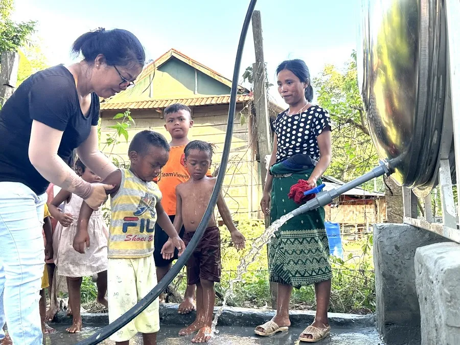 Quỹ tình thương hai cố cụ ông Nguyễn Viết Tá và Nguyễn Đăng Tư tại TP.HCM trao giếng nước sạch tại xã vùng biên Thượng Trạch. Ảnh: P.ĐIỀN Quỹ tình thương hai cố cụ ông Nguyễn Viết Tá và Nguyễn Đăng Tư tại TP.HCM trao giếng nước sạch tại xã vùng biên Thượng Trạch. Ảnh: P.ĐIỀN