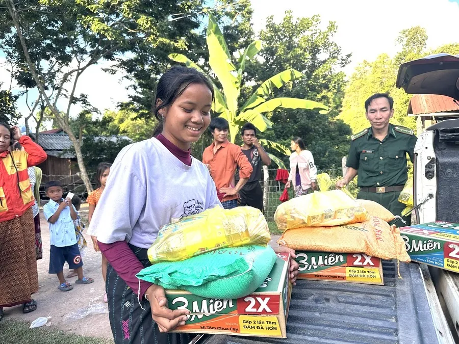 Bà con vui mừng nhận quà. Ảnh: P.ĐIỀN Bà con vui mừng nhận quà. Ảnh: P.ĐIỀN