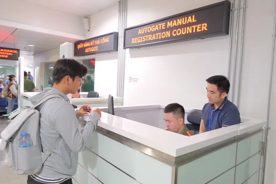 Sân bay Tân Sơn Nhất thử nghiệm 10 máy quét hộ chiếu tự động ảnh 1