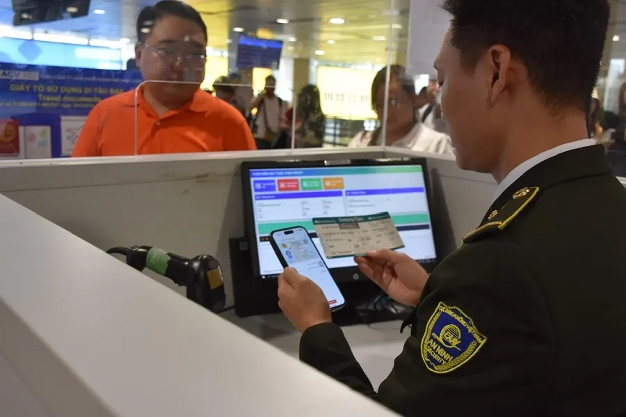 Khách sử dụng tài khoản VNeID để làm thủ tục đi máy bay tại sân bay Tân Sơn Nhất. Ảnh: TIA Khách sử dụng tài khoản VNeID để làm thủ tục đi máy bay tại sân bay Tân Sơn Nhất. Ảnh: TIA